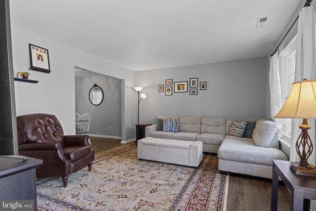 4 DEVON CIRCLE