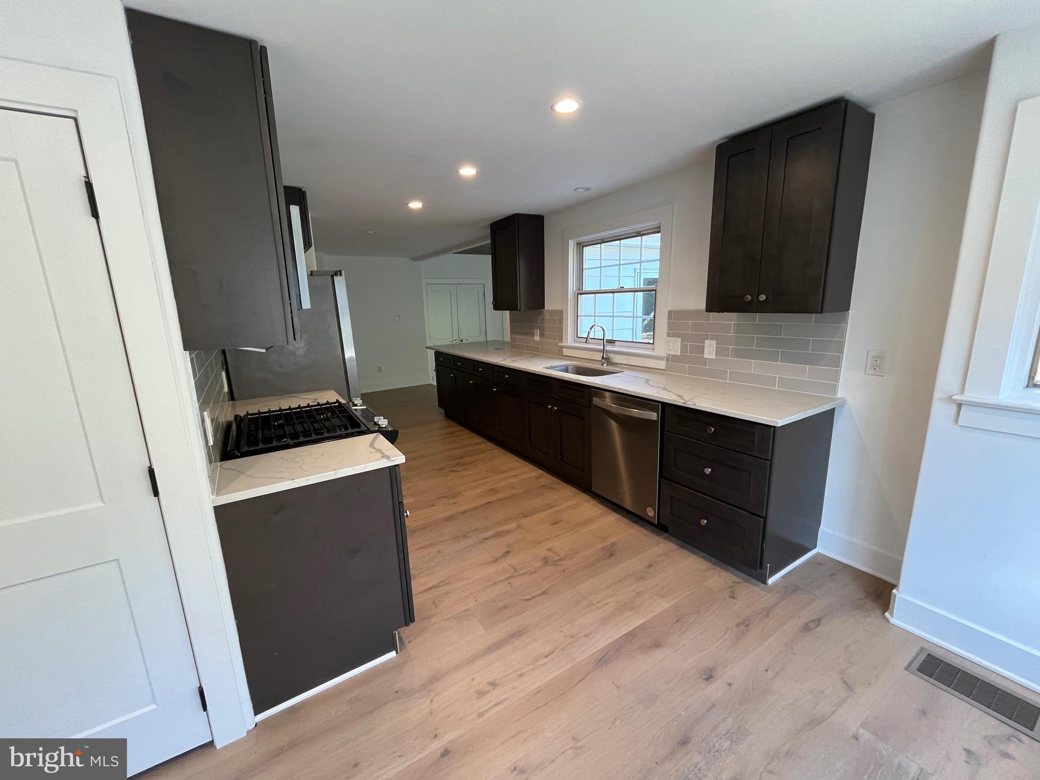 5 HOPETON LN