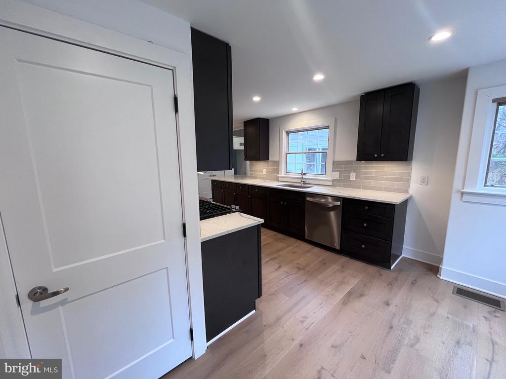 5 HOPETON LN