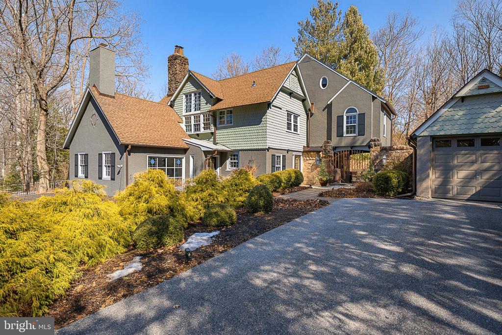 812 Castlefinn Ln