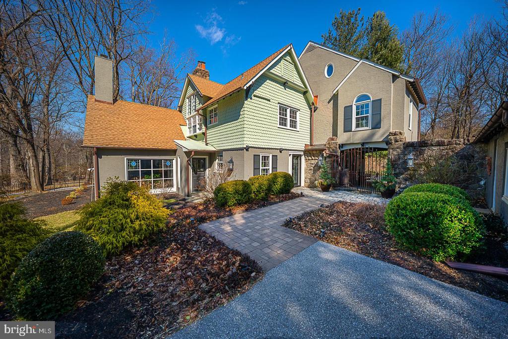 812 Castlefinn Ln