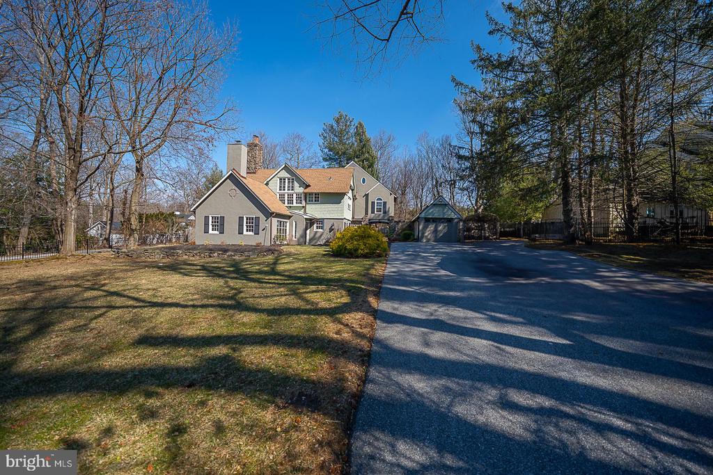 812 Castlefinn Ln