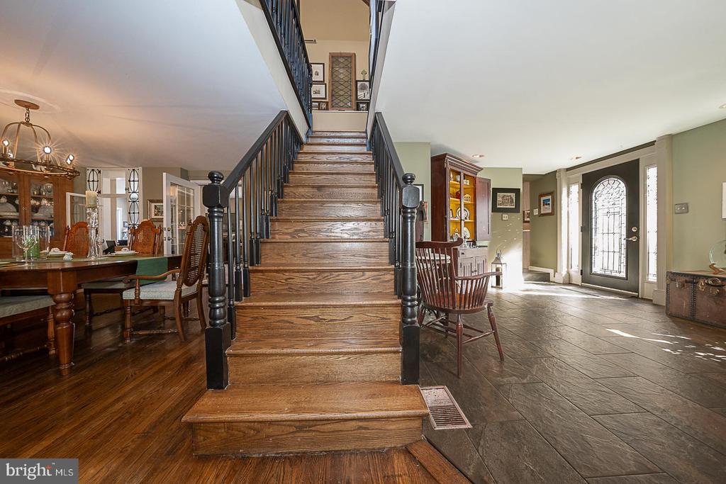 812 Castlefinn Ln