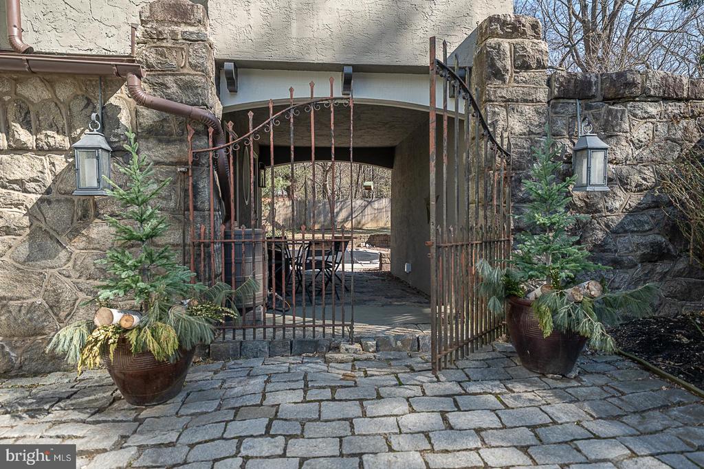 812 Castlefinn Ln