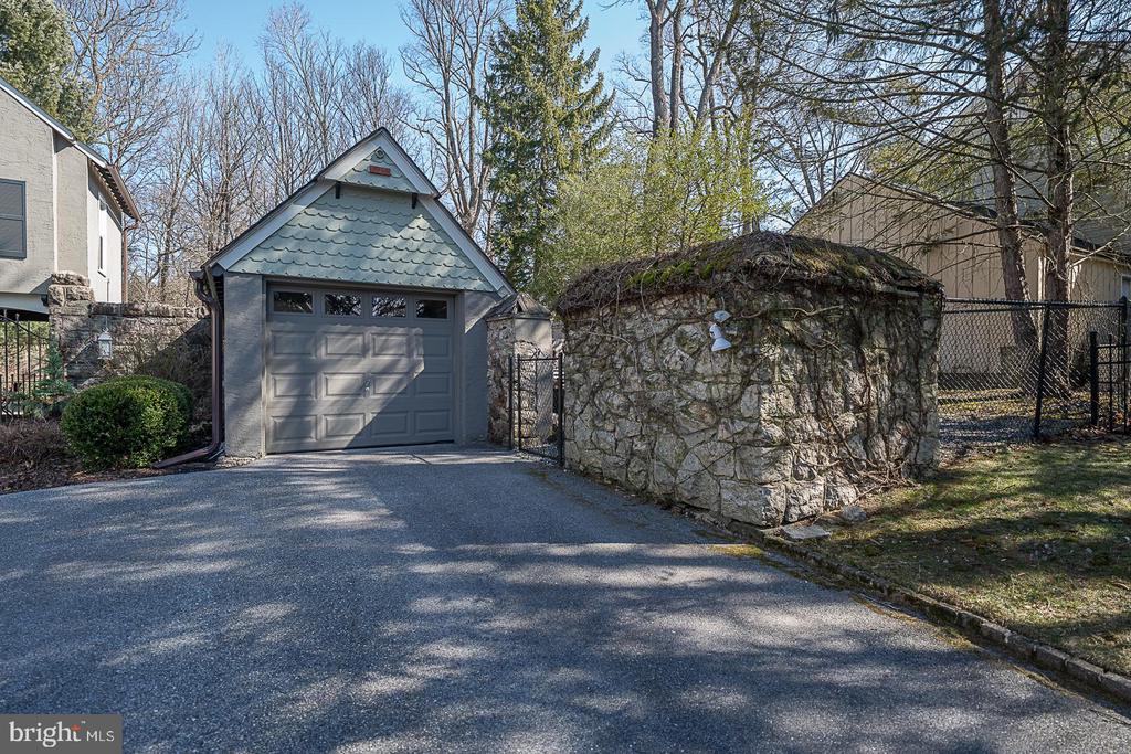 812 Castlefinn Ln