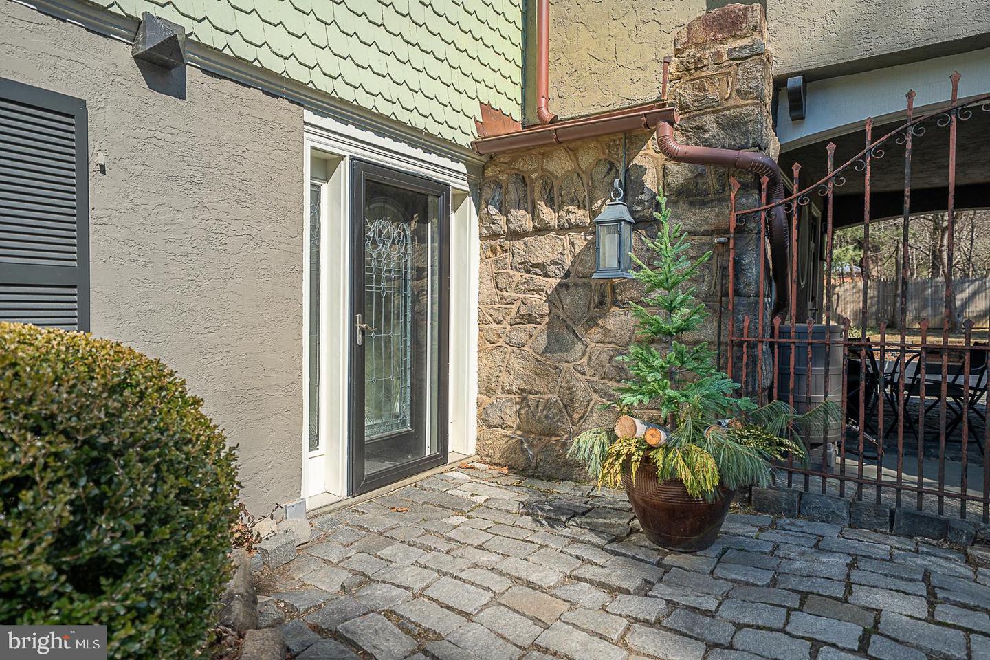 812 Castlefinn Ln