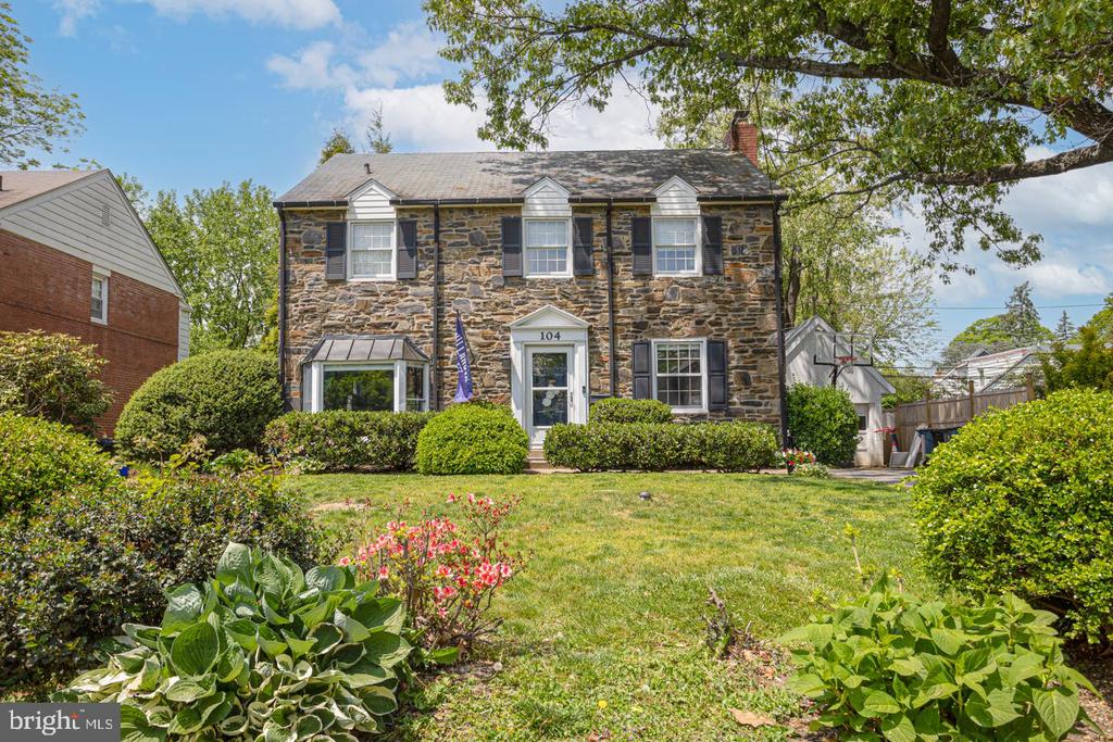 104 N Lowrys Ln