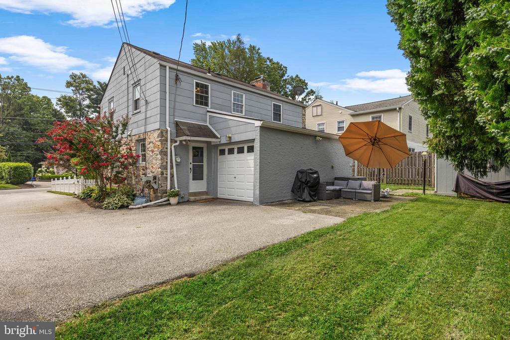 4 LOWRYS LANE