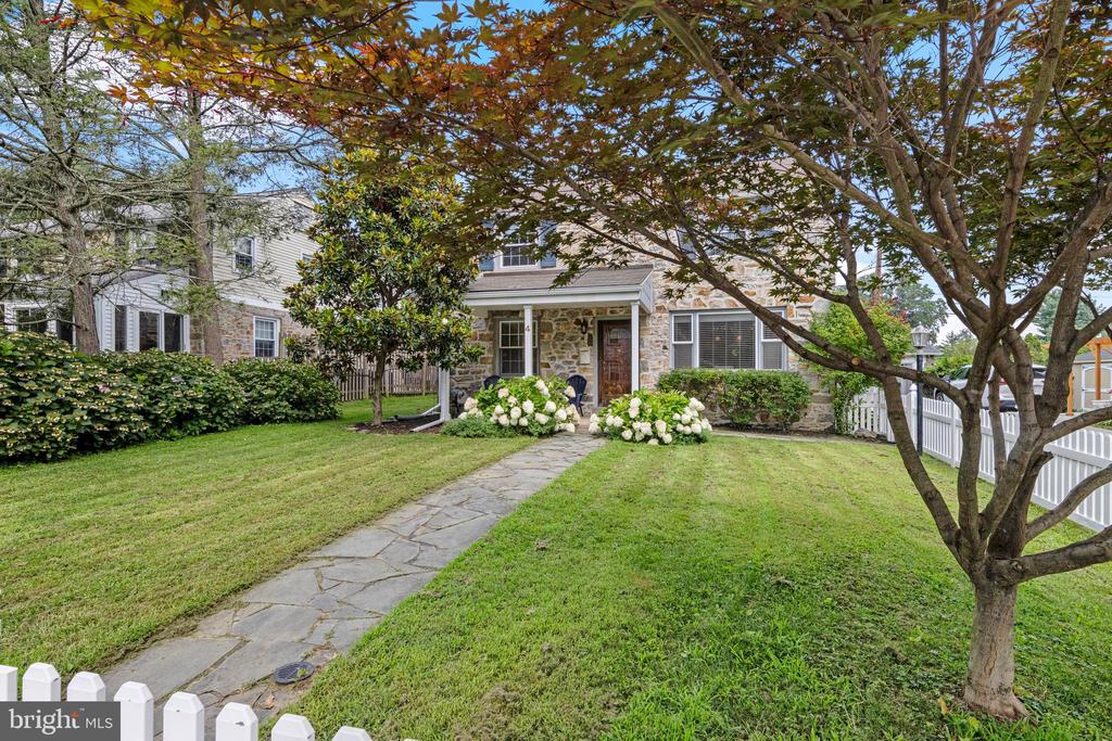 4 LOWRYS LANE