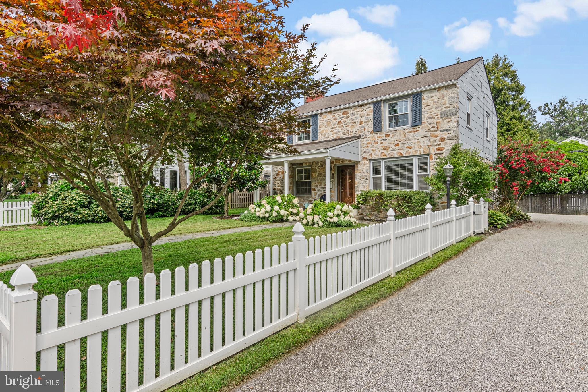 4 LOWRYS LANE