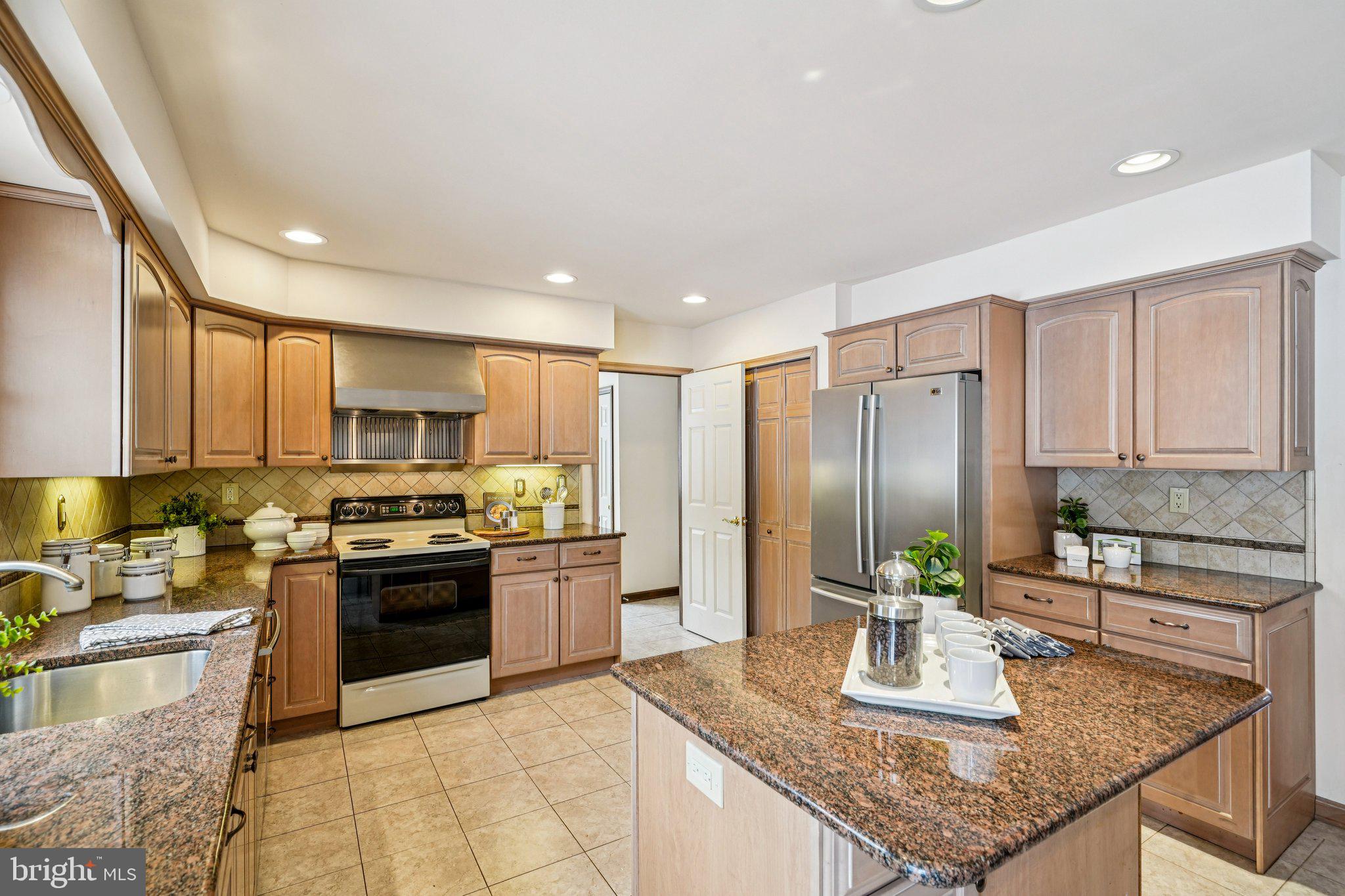 806 NORTHWINDS DRIVE