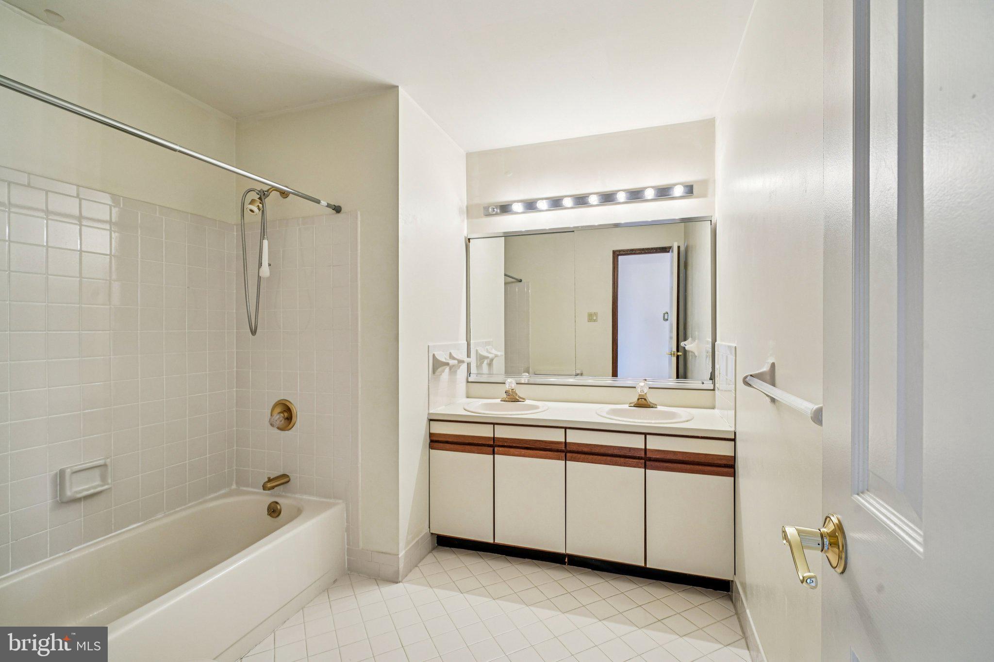 806 NORTHWINDS DRIVE