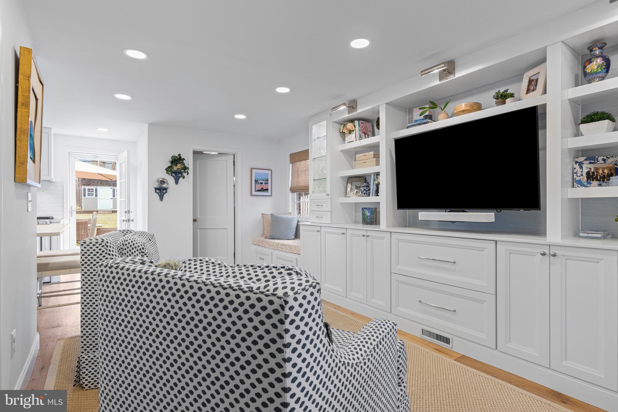 526 E BEECH TREE LANE