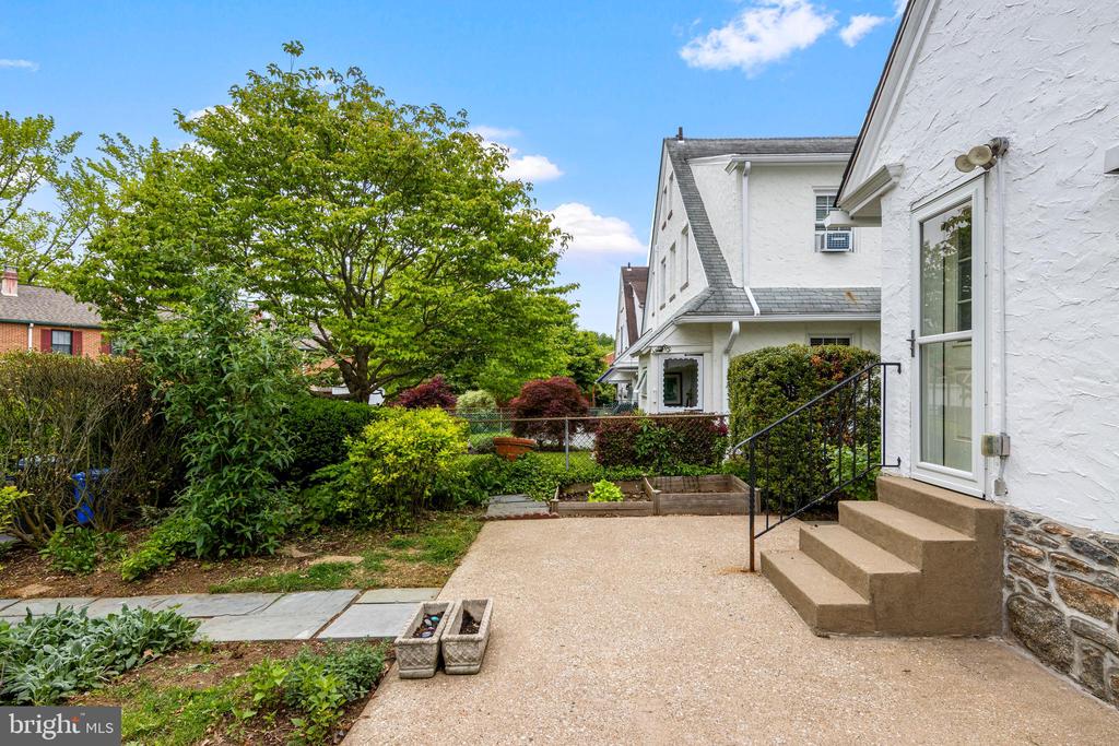 239 LOWRYS LANE