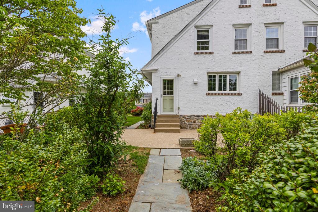 239 LOWRYS LANE