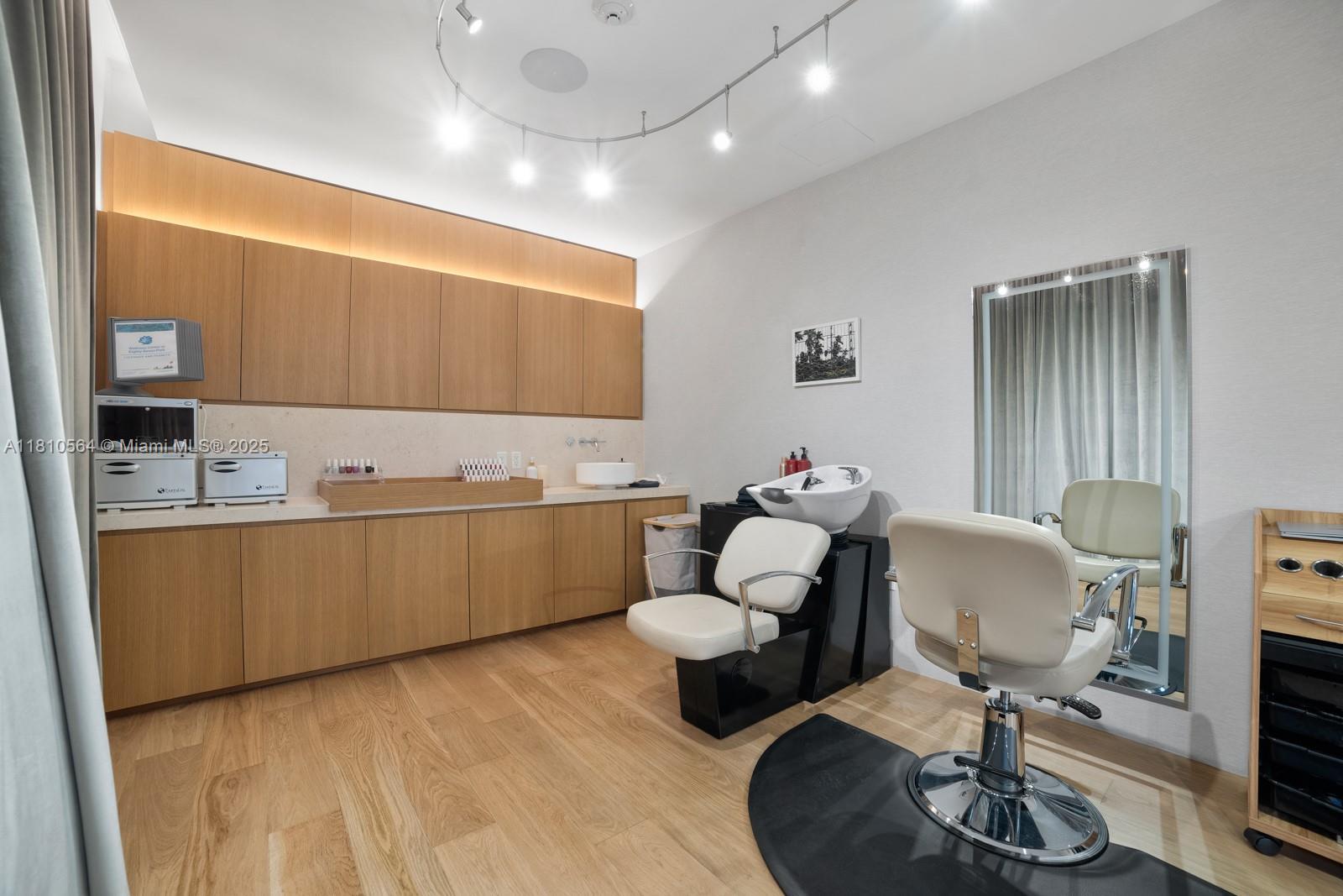 8701 Collins Ave # 905
