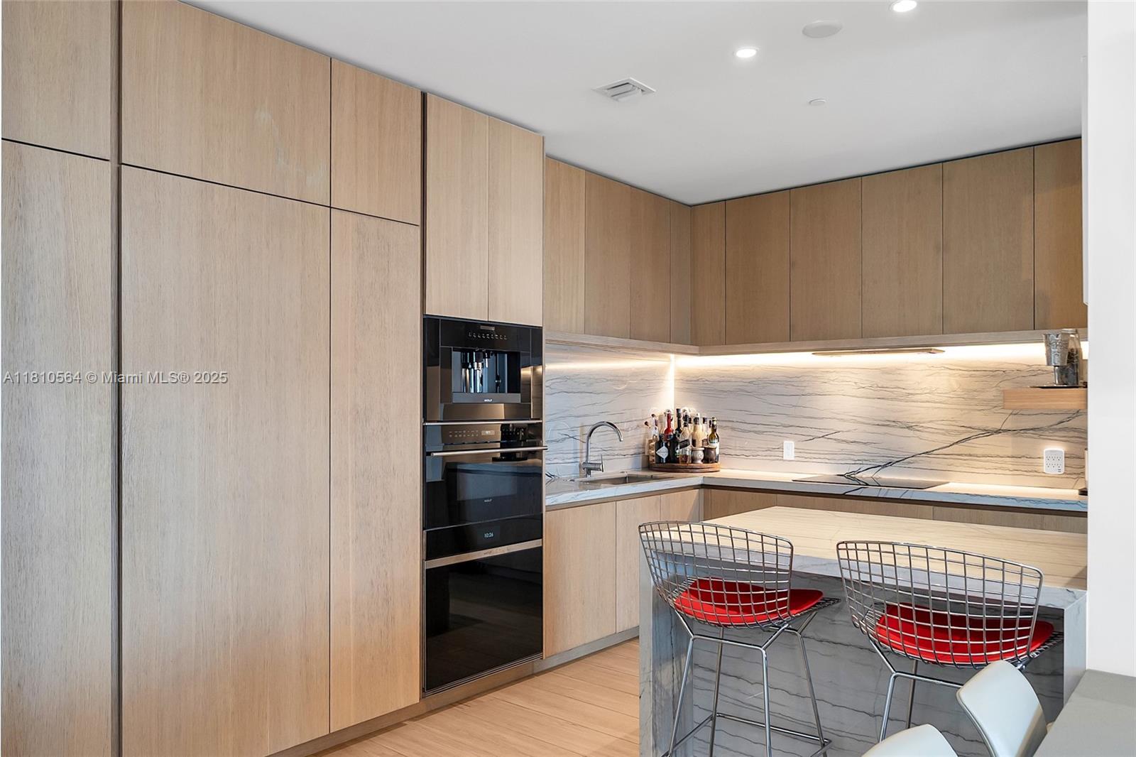 8701 Collins Ave # 905