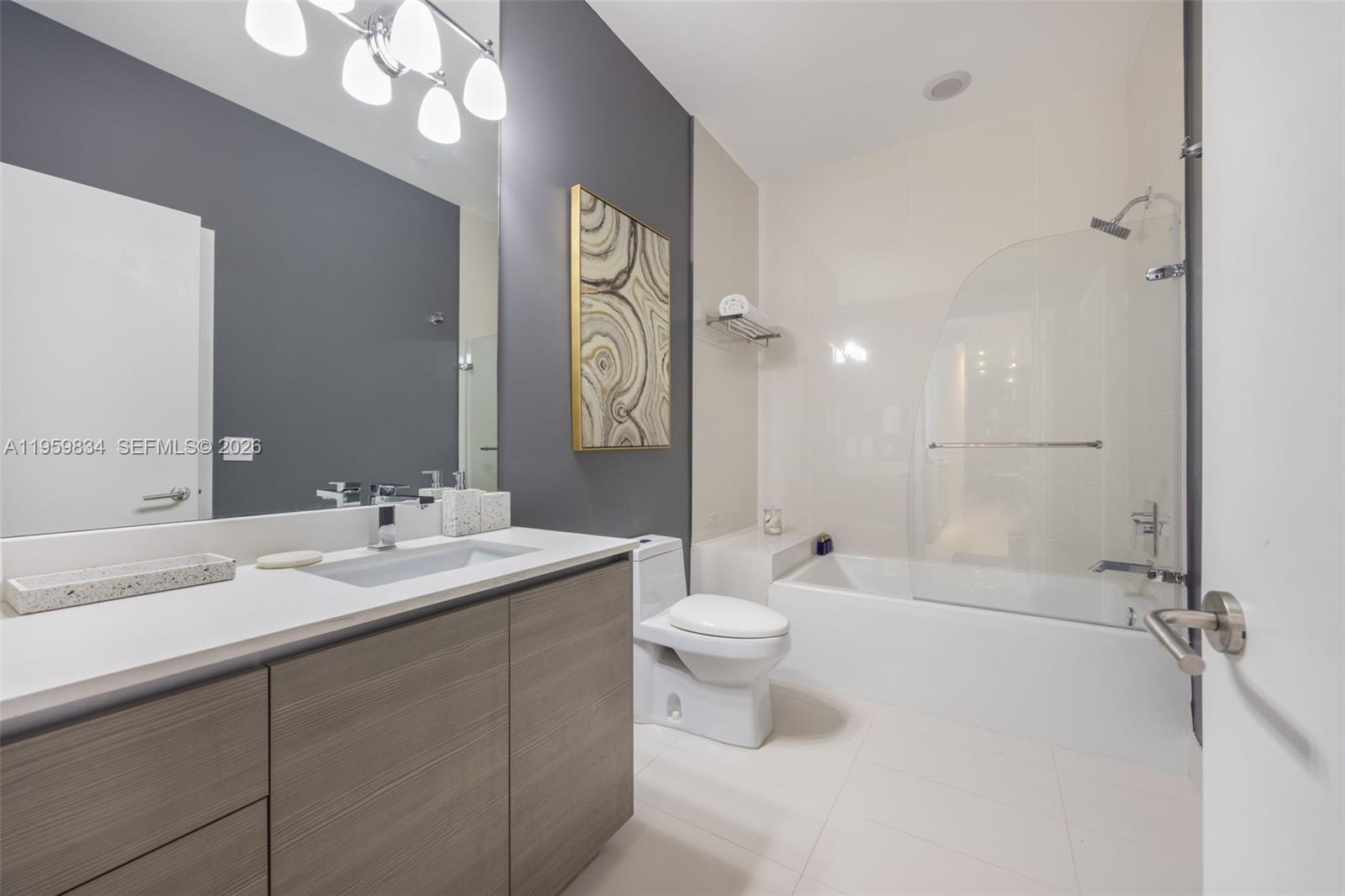 460 NE 28th St # 4002