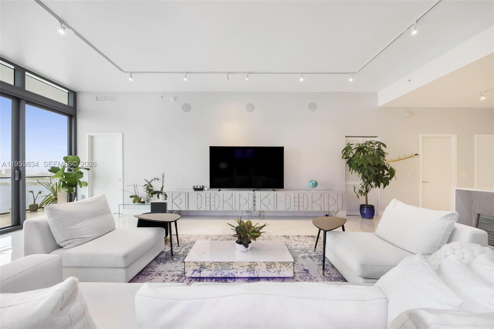 460 NE 28th St # 4002