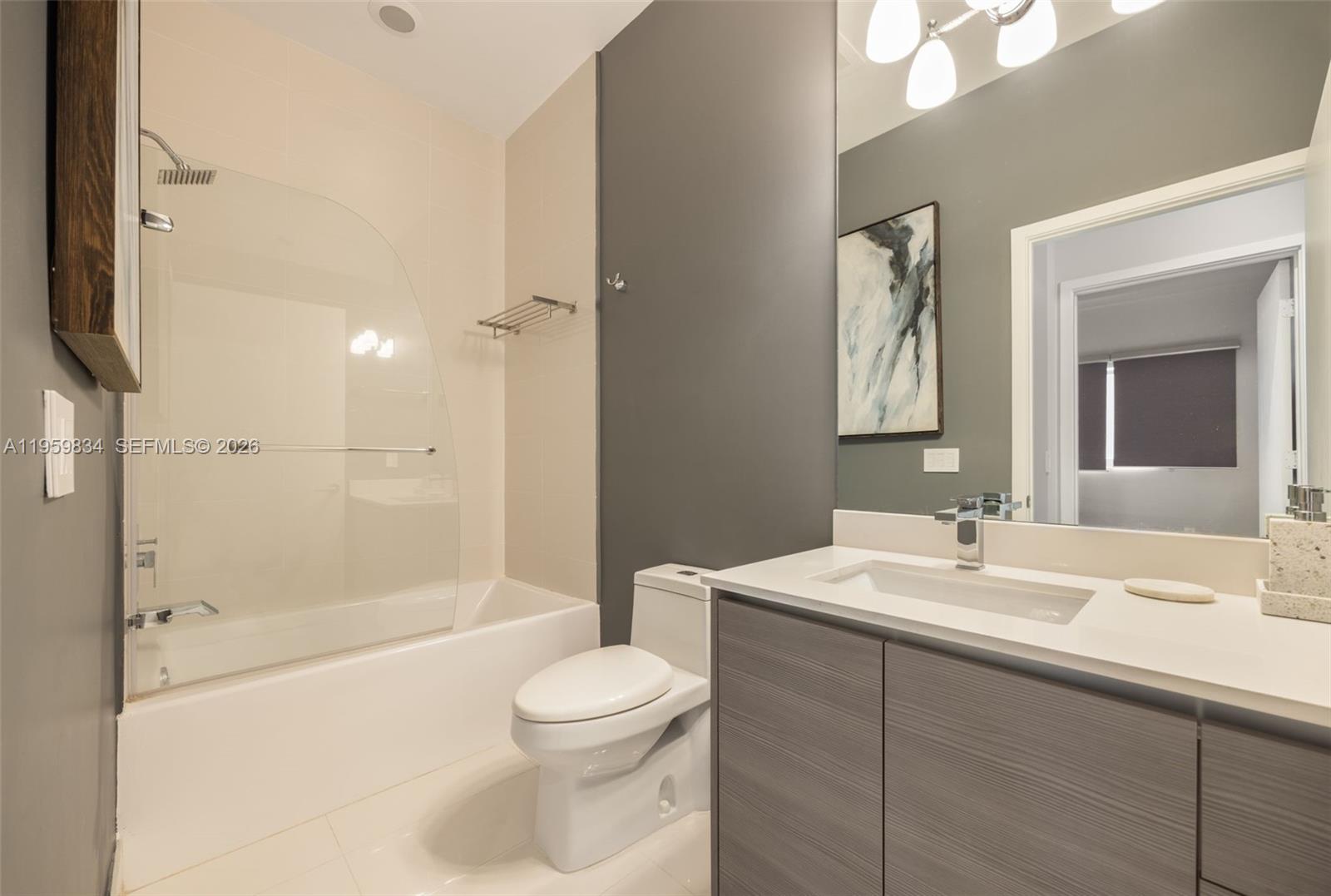 460 NE 28th St # 4002