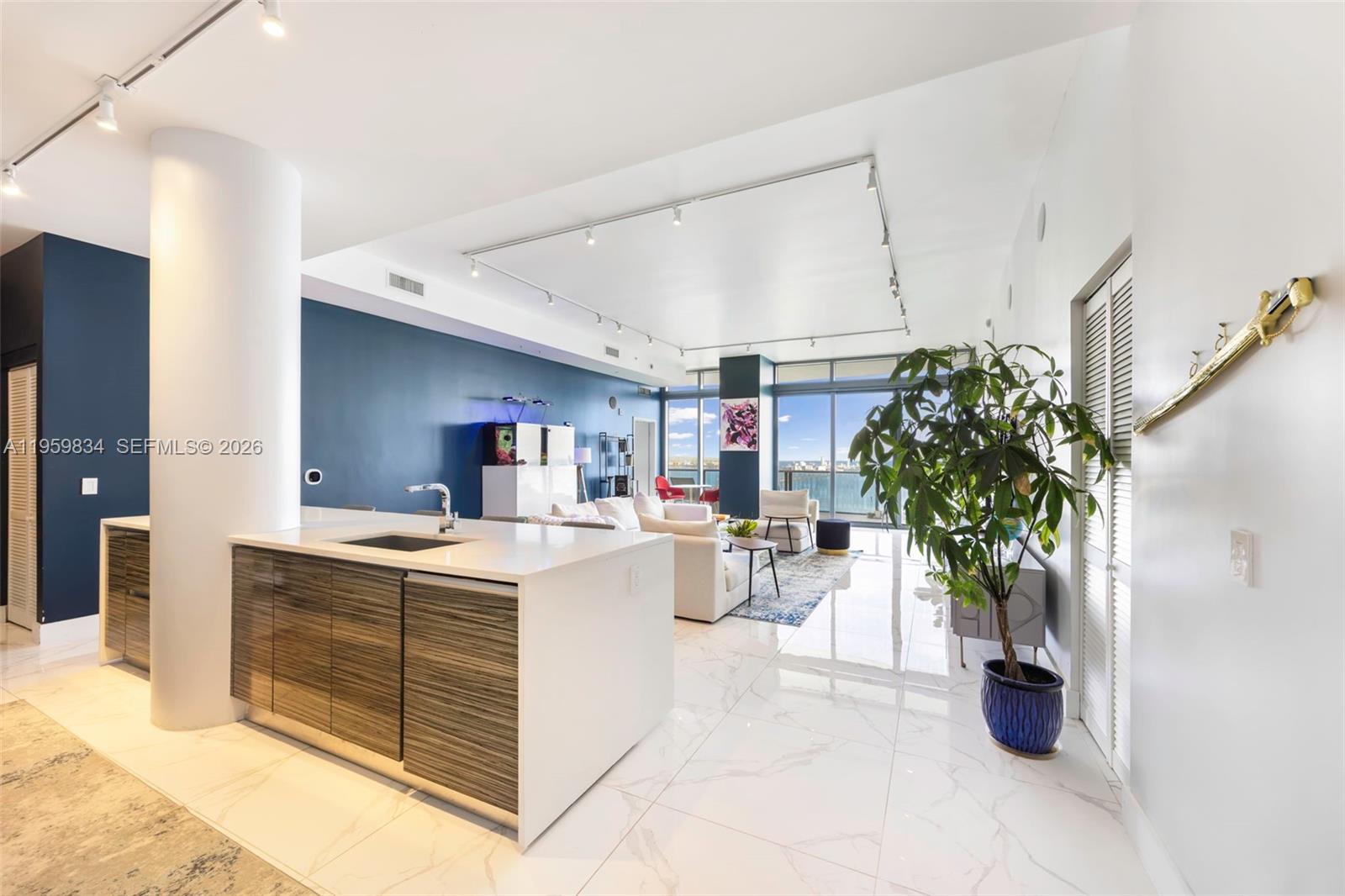 460 NE 28th St # 4002