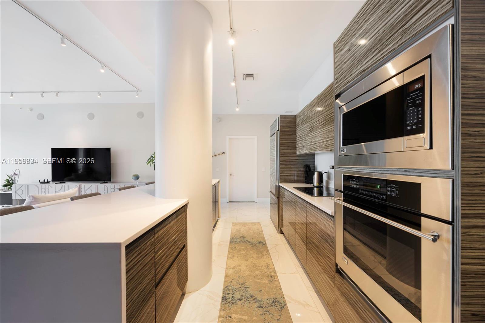 460 NE 28th St # 4002