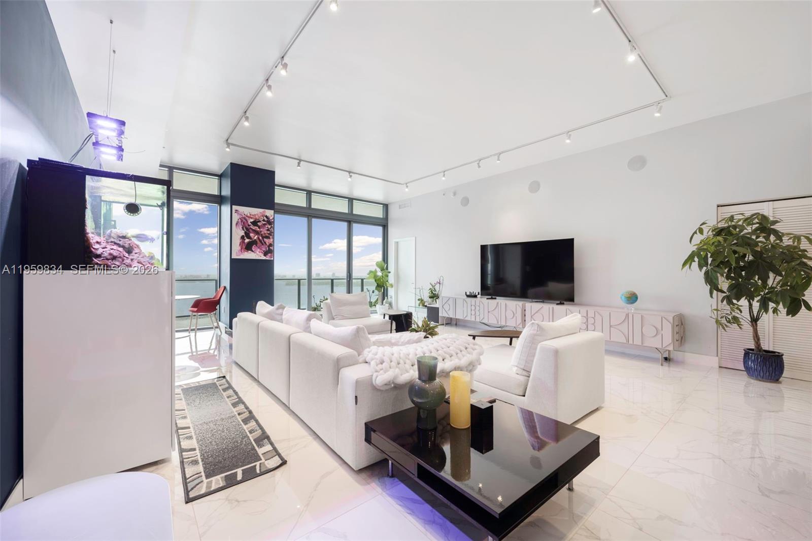 460 NE 28th St # 4002