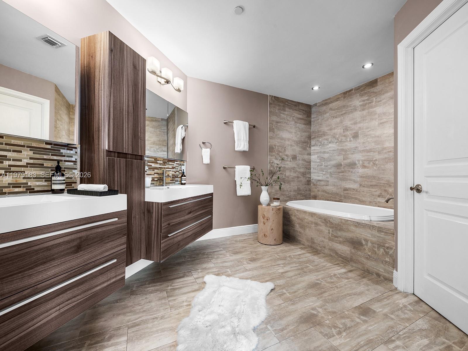 2645 S Bayshore Dr # 304