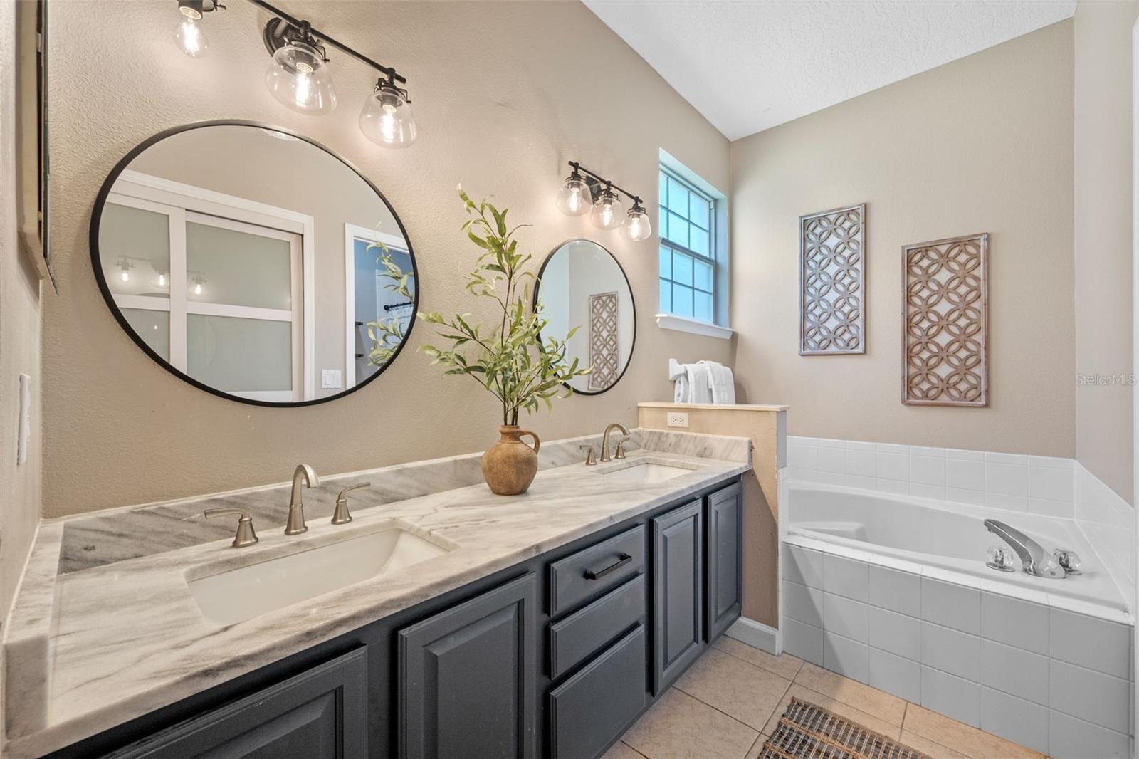 3406 CARRIAGE LAKE DR