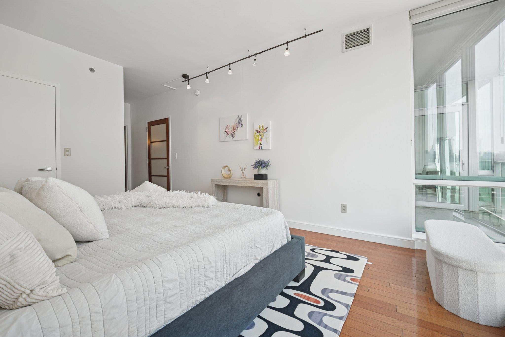 20 NEWPORT PARKWAY Unit: 1011