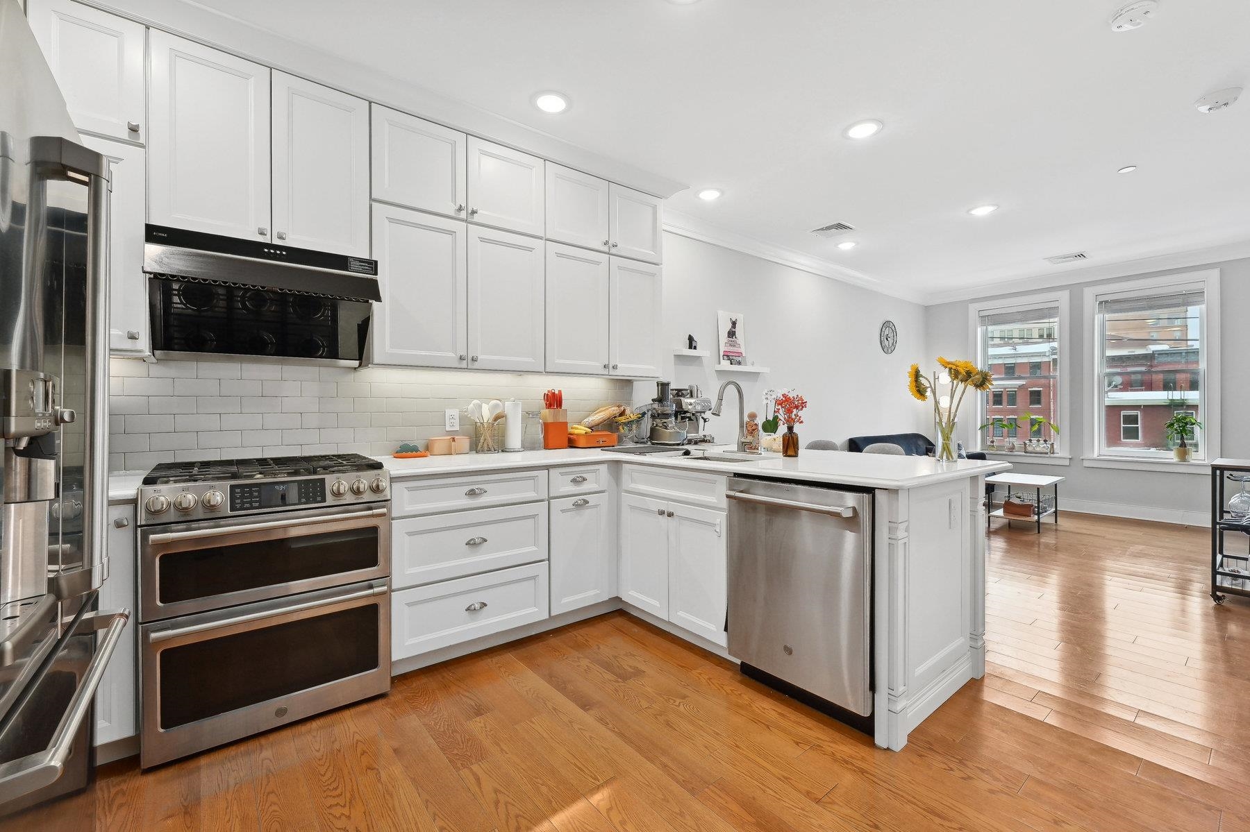 28 BRIGHT ST Unit: 301