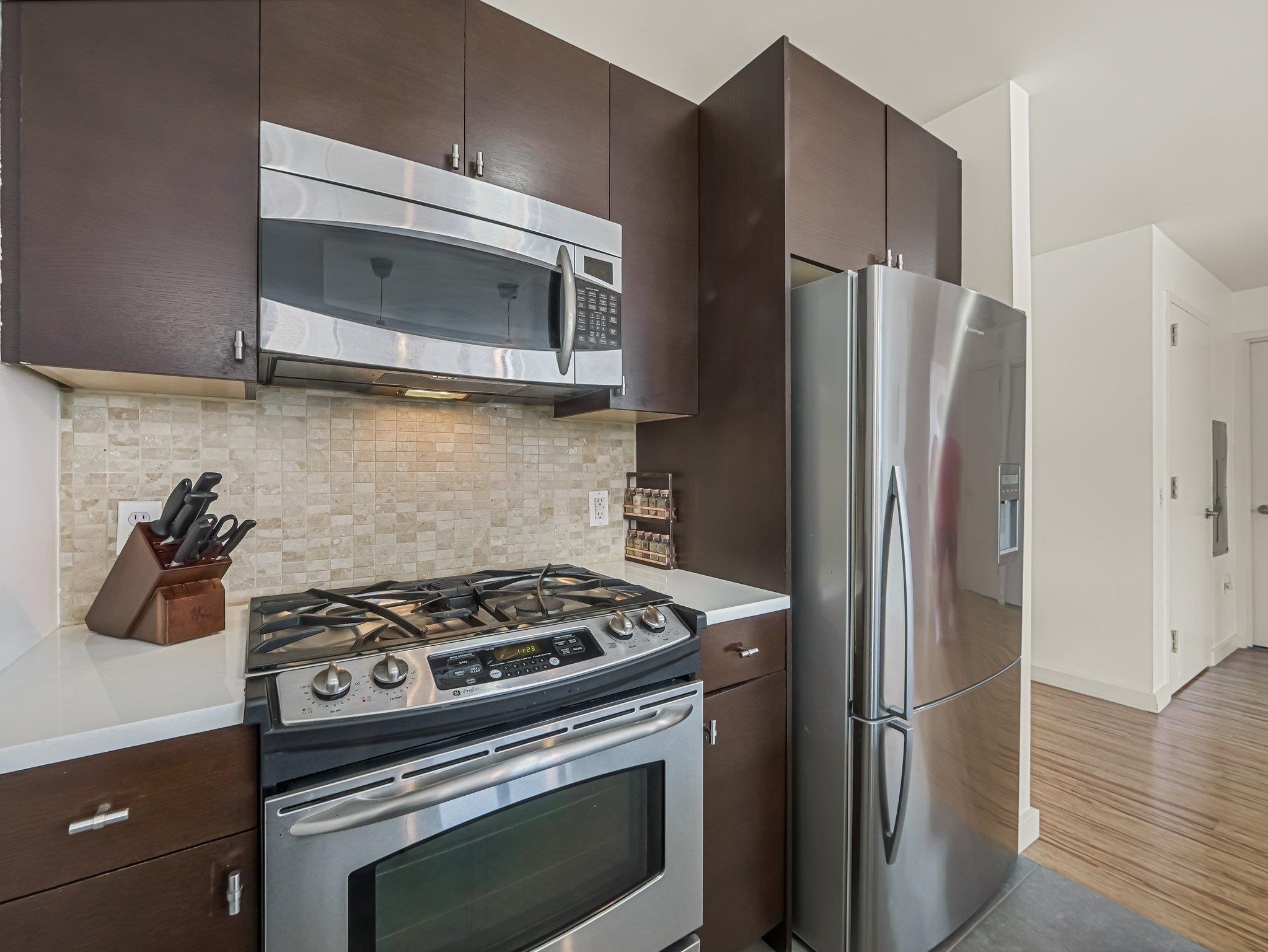 232 PAVONIA AVE Unit: 517