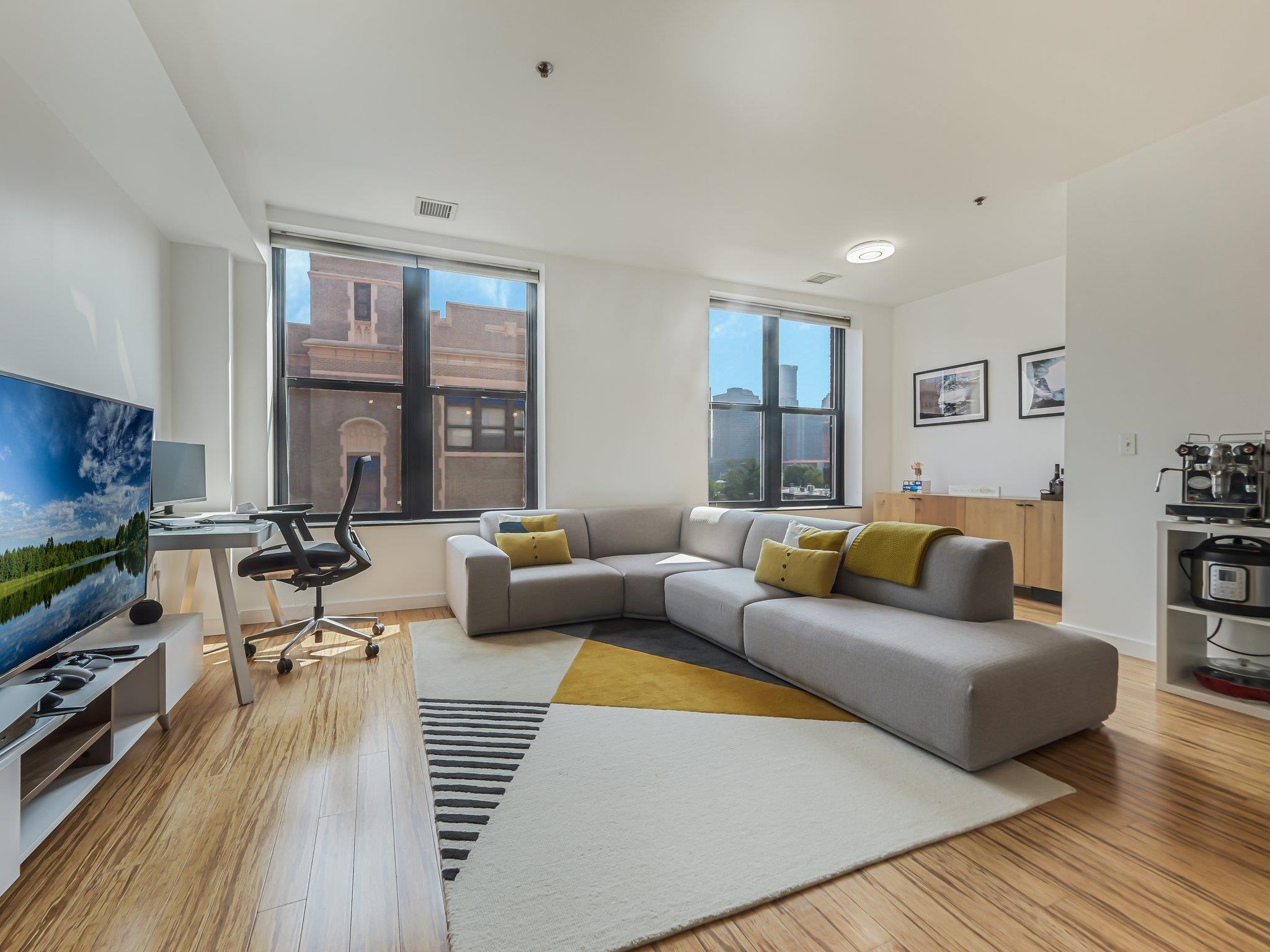 232 PAVONIA AVE Unit: 517