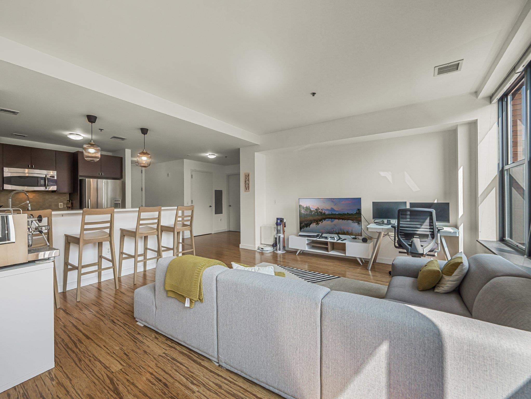 232 PAVONIA AVE Unit: 517