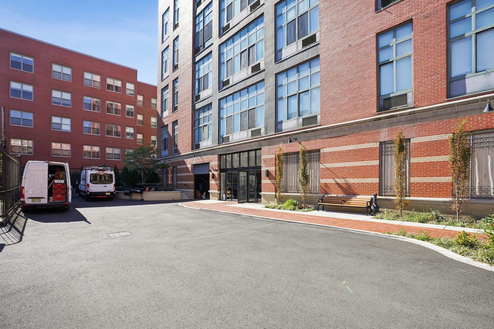 205 10TH ST Unit: 8W