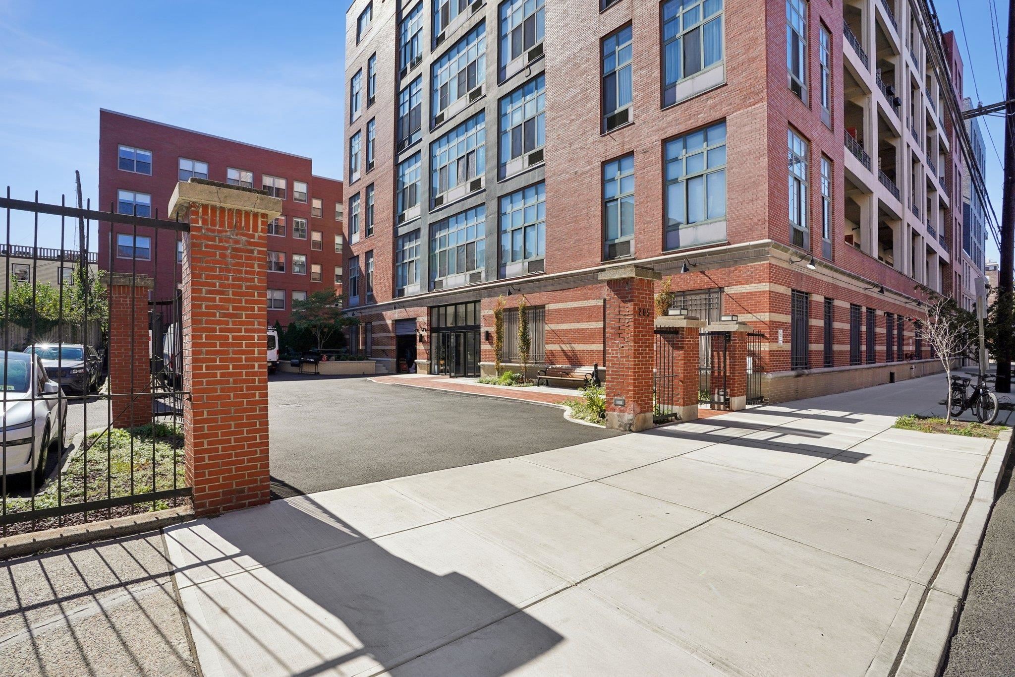 205 10TH ST Unit: 8W