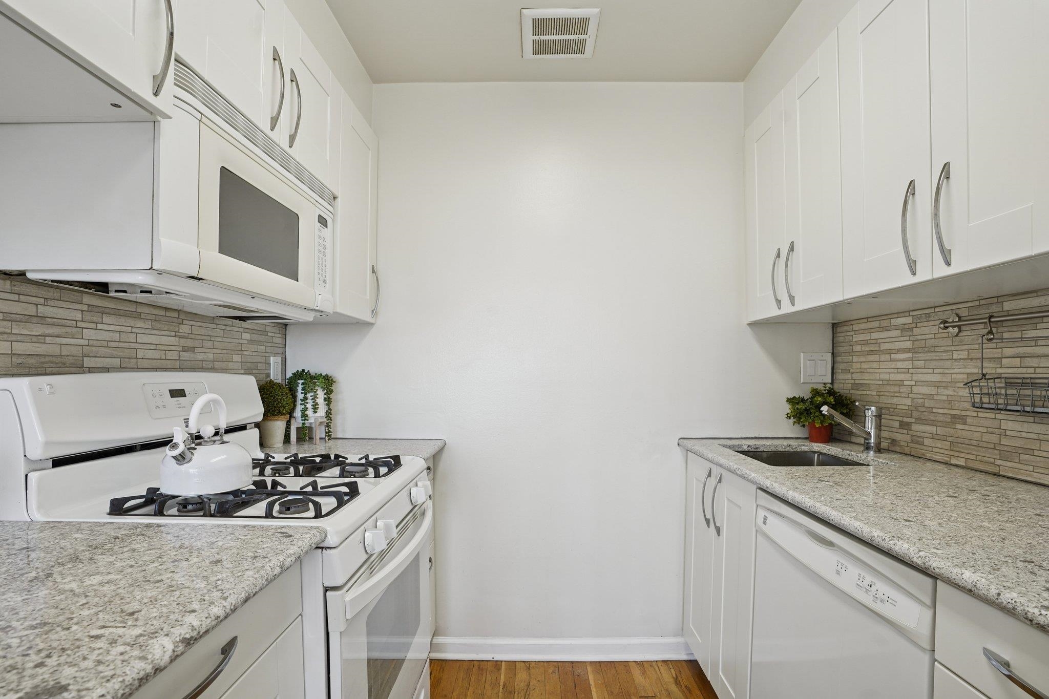 205 10TH ST Unit: 8W