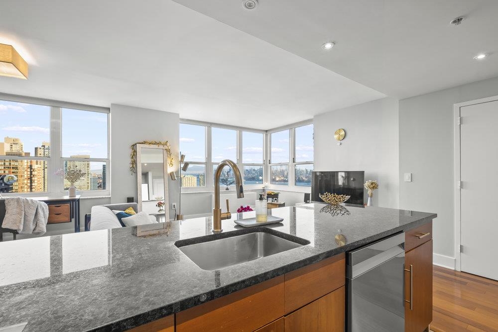 88 MORGAN ST Unit: 3702