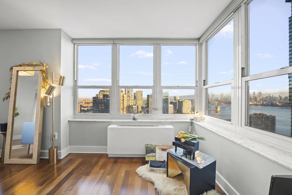 88 MORGAN ST Unit: 3702