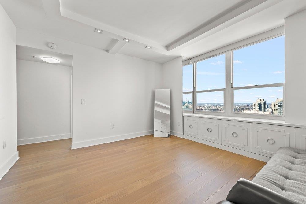 88 MORGAN ST Unit: PH2-1