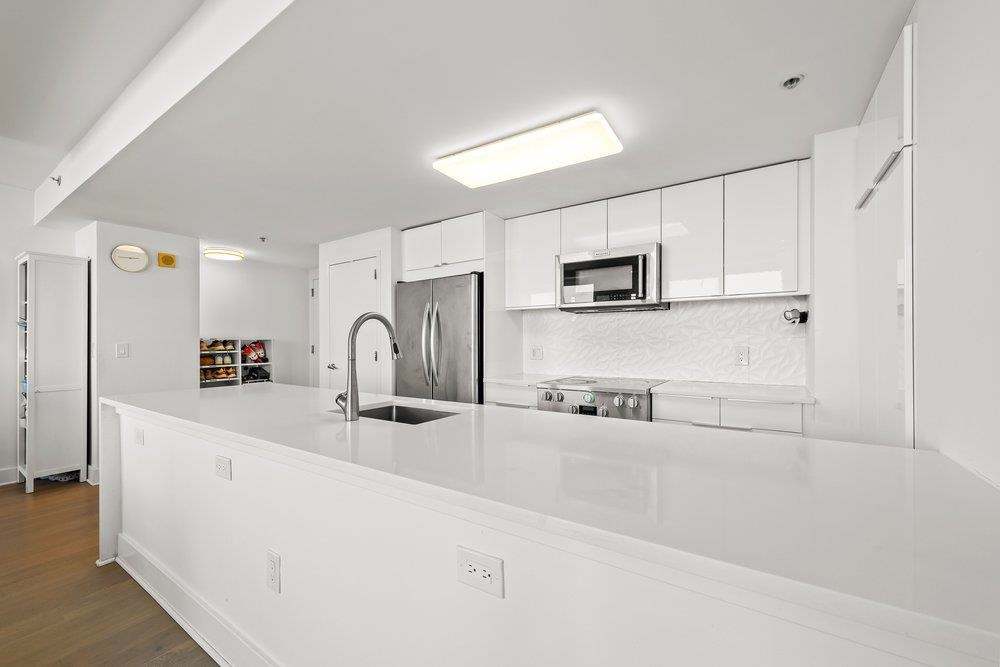 88 MORGAN ST Unit: PH2-1