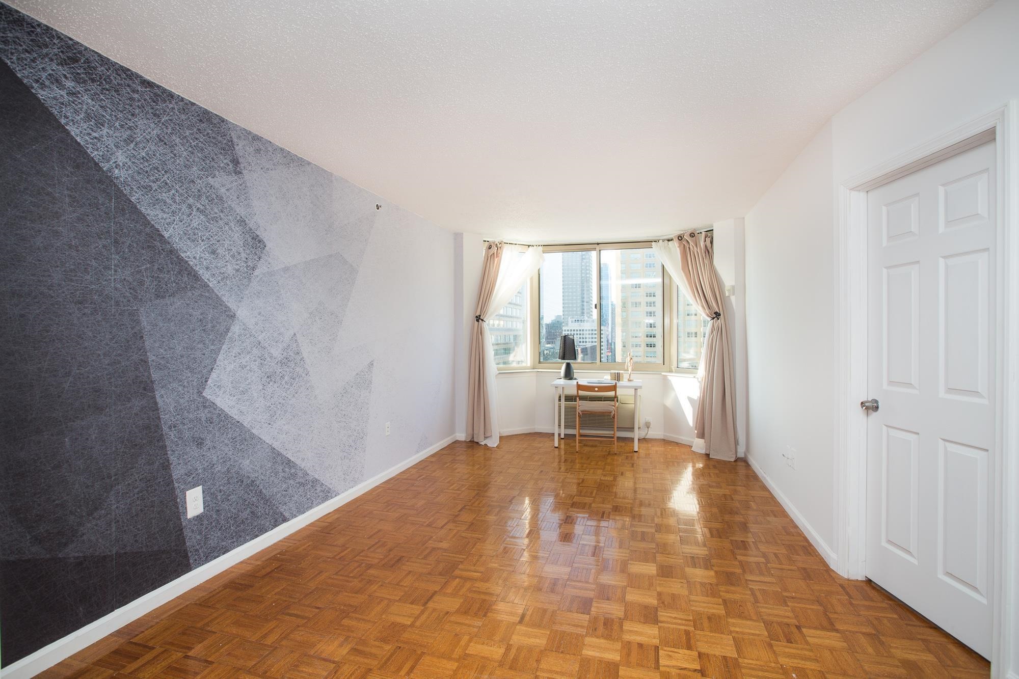 1 2ND ST Unit: 1907