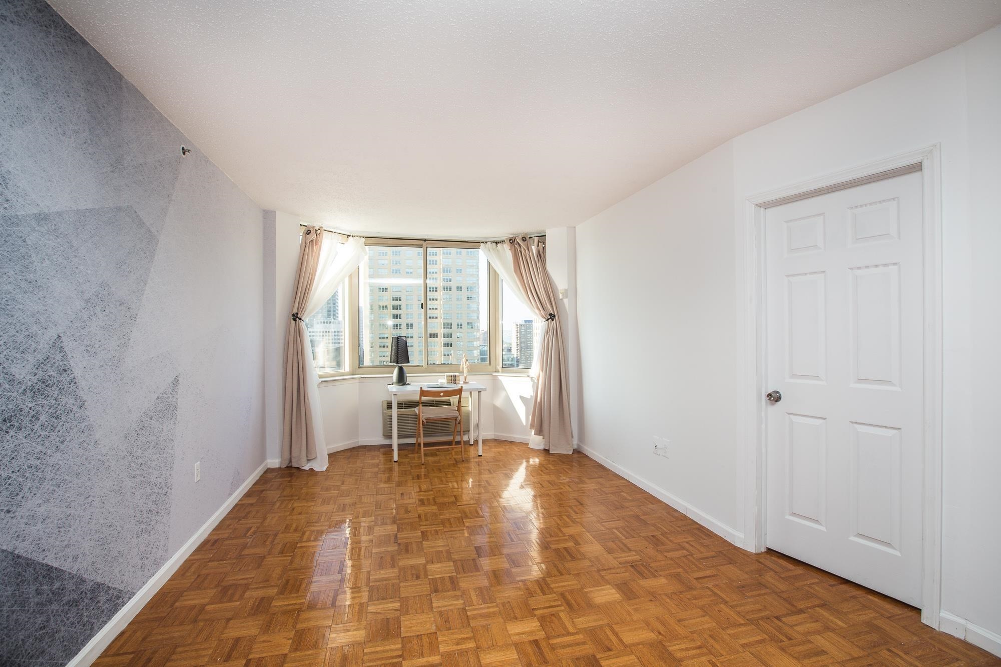 1 2ND ST Unit: 1907