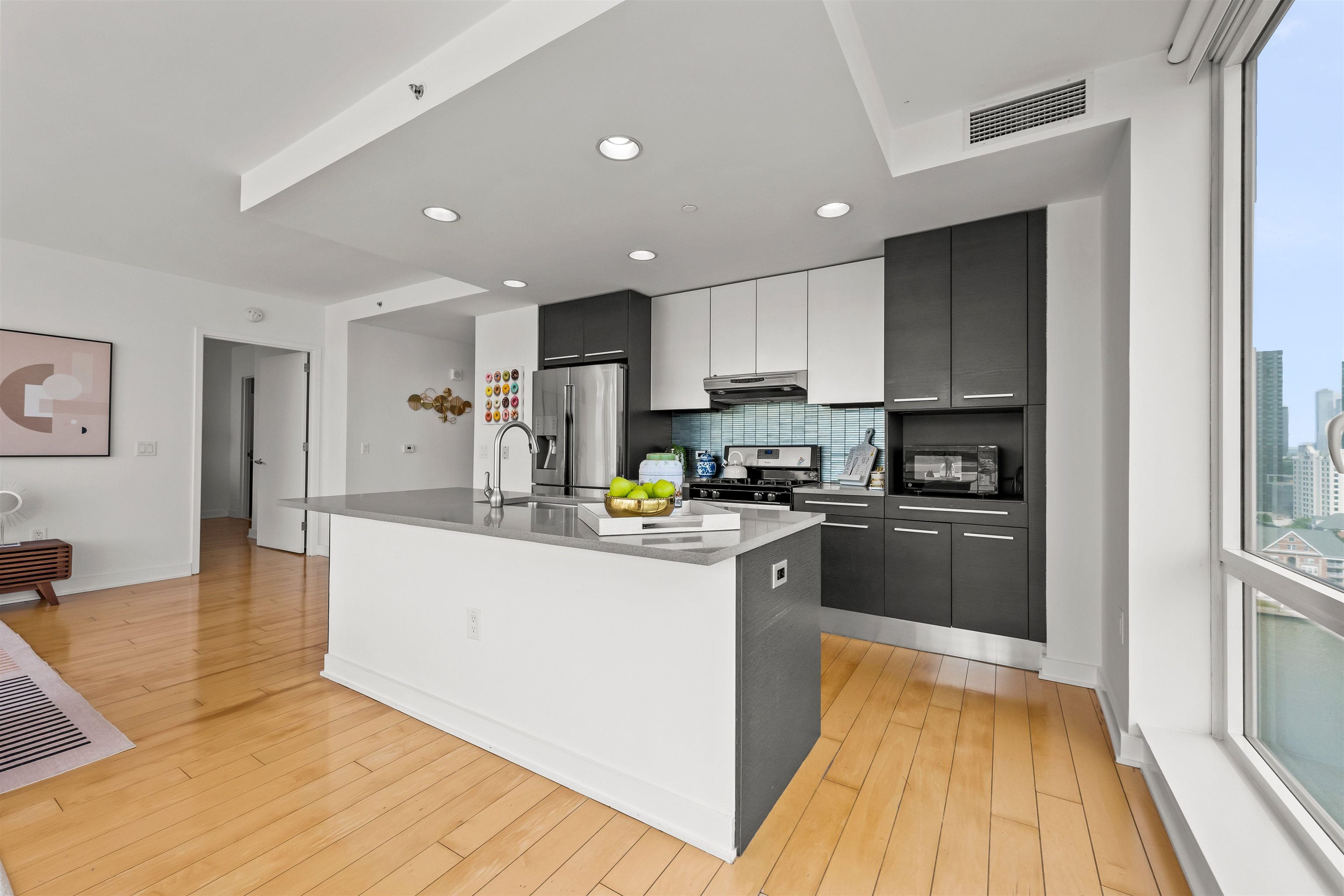 2 2ND ST Unit: 1602
