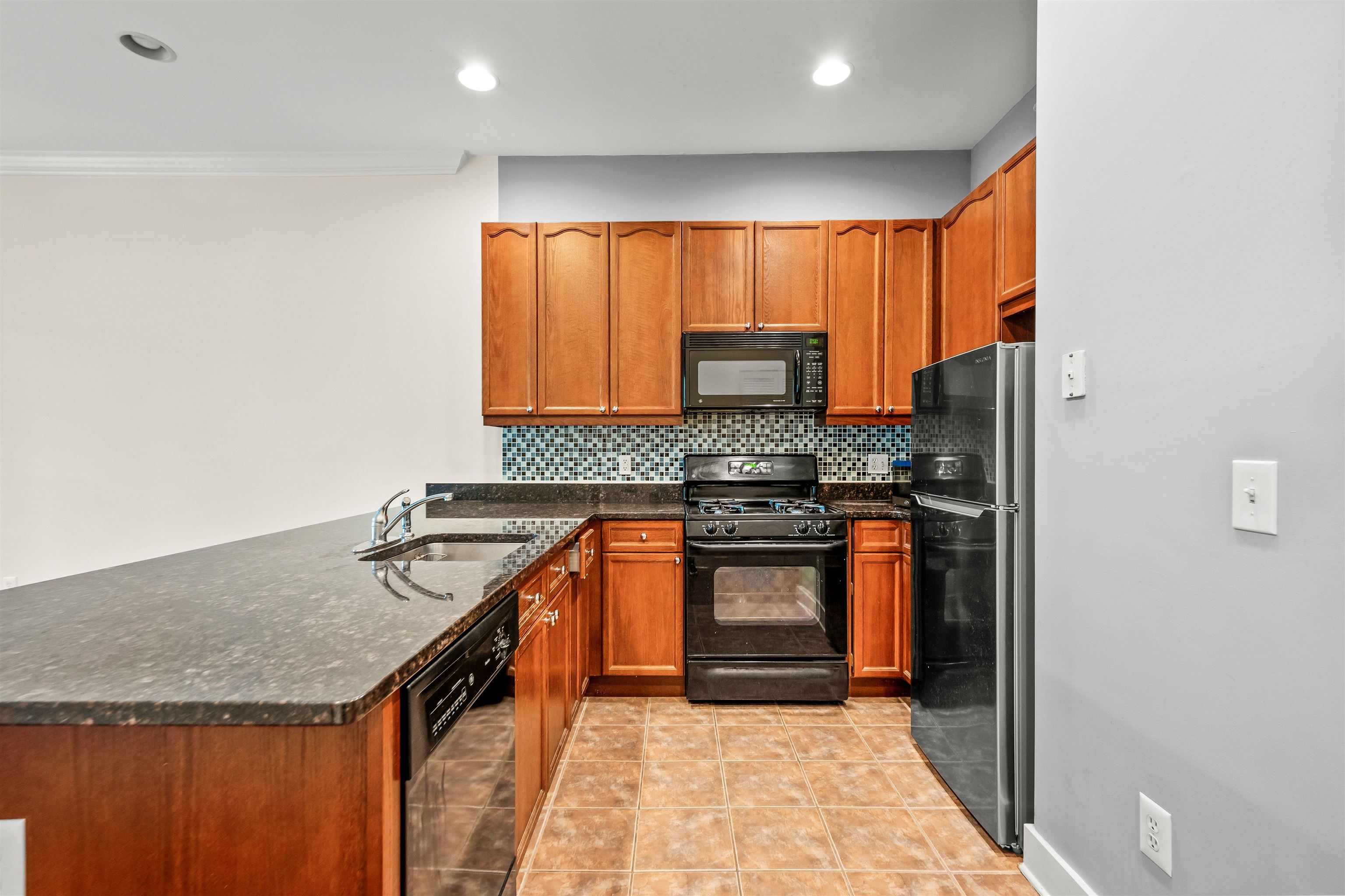 61 GRAND ST Unit: 2C