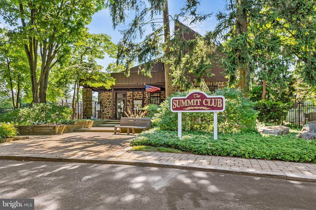 625 Summit House