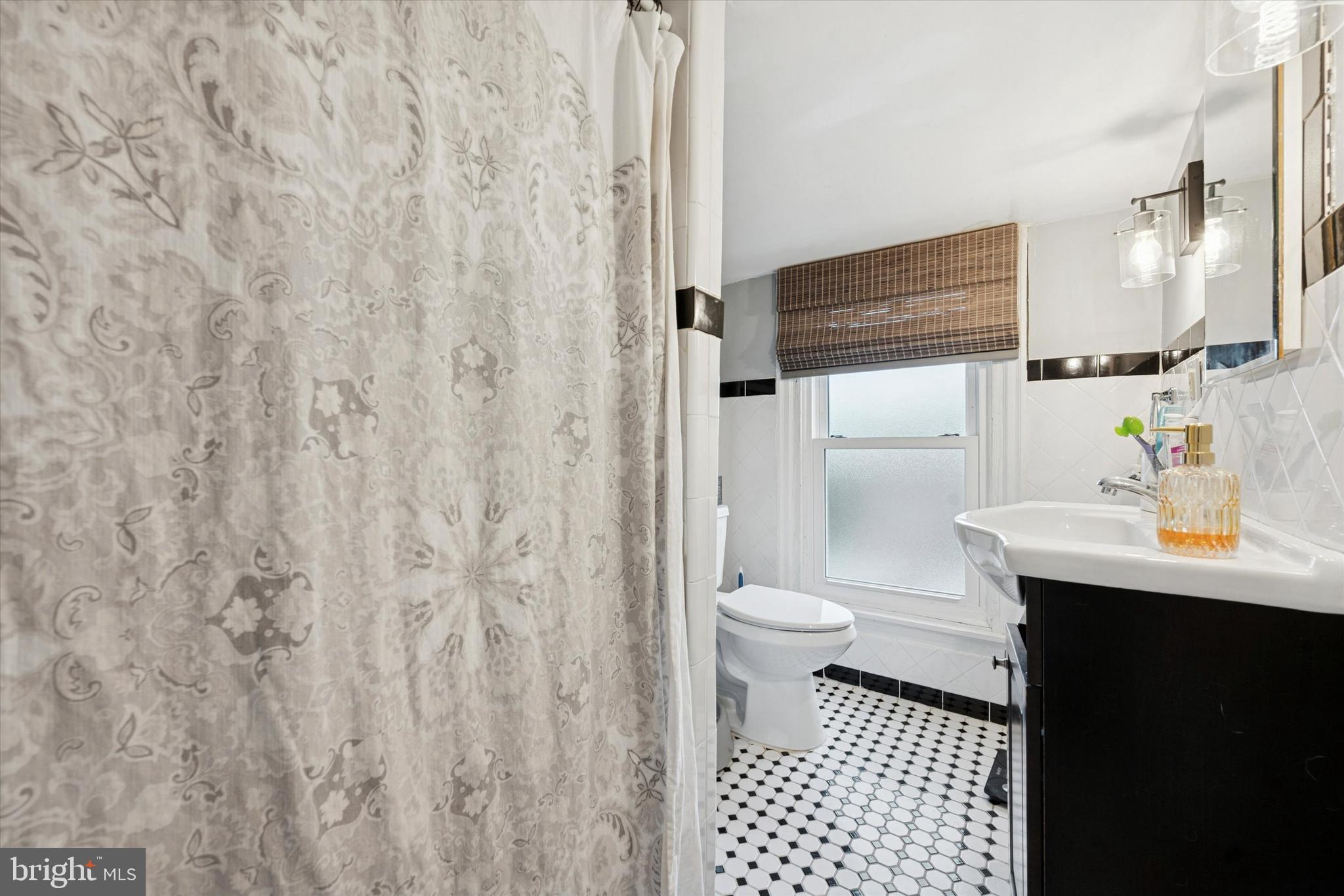 305 W CHESTNUT STREET