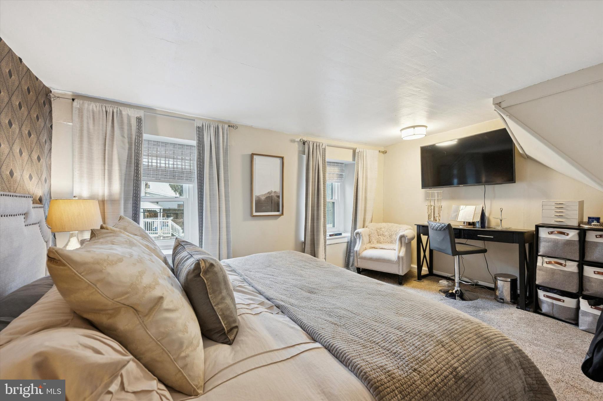 305 W CHESTNUT STREET