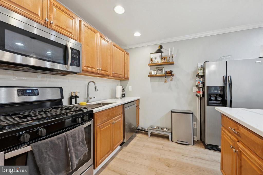 305 W CHESTNUT STREET