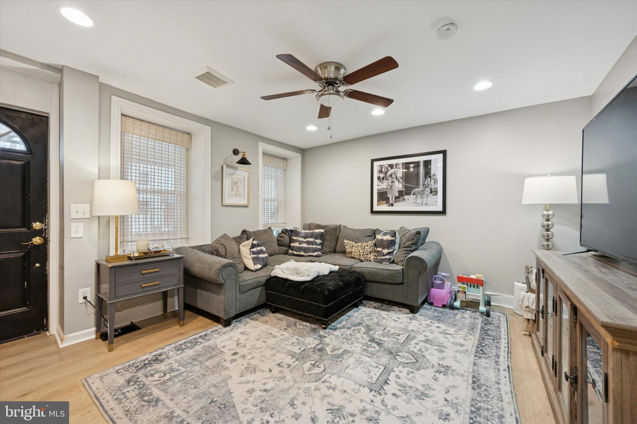 305 W CHESTNUT STREET